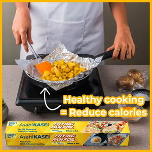 Person cooking seasoned potatoes in a frying pan lined with non-stick foil, promoting healthy cooking